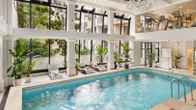 Queen's Court Hotel & Residence