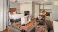Queen's Court Hotel & Residence, фото 4