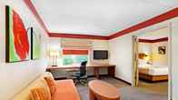 La Quinta Inn & Suites by Wyndham Raleigh Cary, фото 2