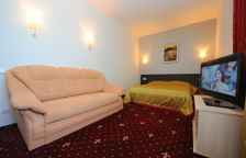 Посейдон. Улучшенный двухкомнатный номер с 1 двуспальной и 2 односпальными кроватями