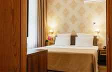 Сьюит без балкона вид на парковую зону, горы, частично на дорогу .Главный корпус