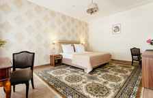 Люкс двухкомнатный с джакузи без балкона вид на внутренний двор. Главный корпус