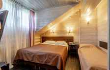 Стандартный номер с тремя кроватями и мансардным окном