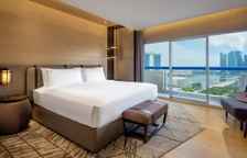 Номер Premier с балконом и Marina Bay view