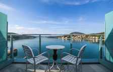 Двухместный номер с балконом и with side sea view