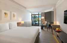 Номер Cabana with Private Terrace, Direct Pool & Beach Access