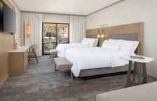 Четырёхместный номер Deluxe с видом на бассейн