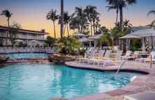 Четырёхместный номер Standard с видом на бассейн