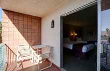 Четырёхместный номер Standard с балконом и с видом на бассейн