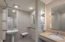 Четырёхместный номер Standard с балконом и с видом на бассейн