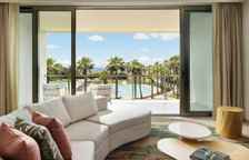 Двухместный полулюкс с балконом и с видом на бассейн