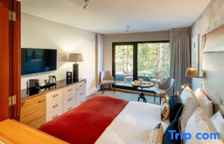 Двухместный номер Superior с балконом и с частичным видом на море