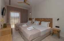 Трёхместный номер с частичным видом на море