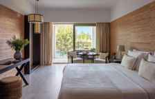 Двухместный номер Deluxe с балконом и с видом на бассейн