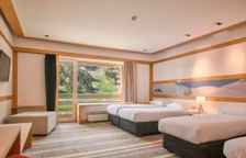 Трёхместный номер Deluxe с балконом и с видом на горы