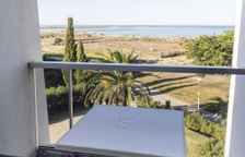 Трёхместный номер Superior с частичным видом на море