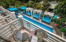 Двухместный люкс с балконом и с видом на бассейн