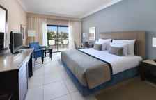 Двухместный номер семейный Deluxe с кроватью для детей с видом на бассейн