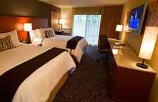 Четырёхместный номер Standard с видом на поле для гольфа