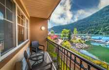 Четырёхместный номер Standard с балконом и с видом на озеро