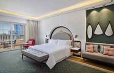 Двухместный номер Westin Club с балконом и с красивым видом из окна