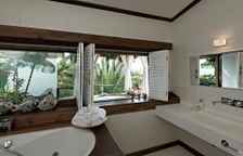 Люкс с балконом и с видом на сад