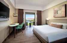 Двухместный номер Deluxe с балконом и с видом на бассейн