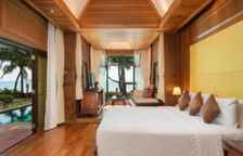 Вилла с бассейном рядом с пляжем