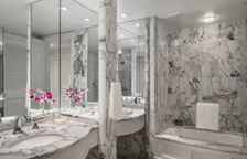 Четырёхместный номер Standard с балконом и с красивым видом из окна