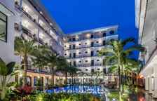 Двухместный номер Senior Deluxe с балконом и с видом на бассейн