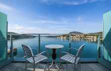 Двухместный номер с балконом и with side sea view