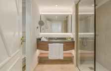 Четырёхместный номер Superior с балконом и с красивым видом из окна