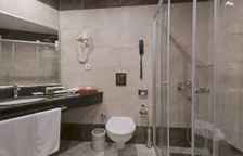 Трёхместный номер Standard с частичным видом на море