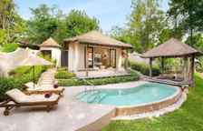 Вилла с личным бассейном c 1 комнатой с видом на сад