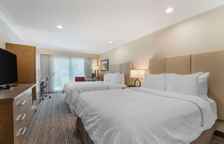 Четырёхместный номер Standard с балконом и с видом на внутренний двор