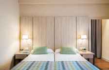 Трёхместный номер Standard с видом на бассейн