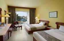 Трёхместный номер Standard с видом на бассейн