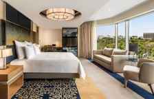 Номер Corner Swiss Executive с видом на сад