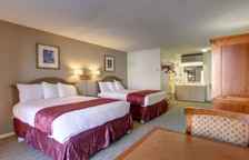 Четырёхместный номер Standard с видом на бассейн