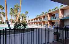 Четырёхместный номер Standard с видом на бассейн