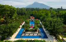 Четырёхместный номер Royal с 2 комнатами с балконом и с видом на горы