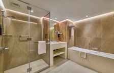 Люкс с 2 комнатами с балконом и с частичным видом на море