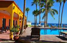 Четырёхместный номер Standard с видом на бассейн