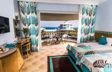 Трёхместный номер Standard с видом на бассейн