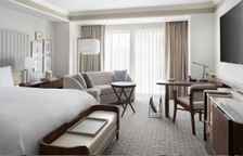 Двухместный номер Club Level с видом на озеро