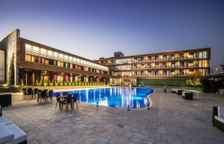 Номер Executive с балконом и с видом на бассейн