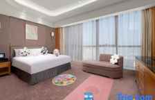 Кровать в общем номере (женский номер) с видом на реку