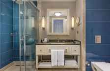 Люкс семейный с балконом и с видом на бассейн