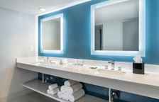 Четырёхместный номер Standard с балконом и с видом на воду