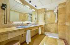 Двухместный номер Standard с балконом и с видом на бассейн